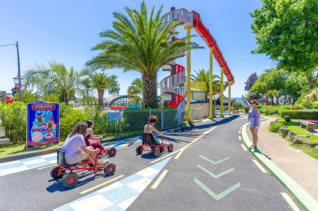 Tret-Karts und Wasserrutsche auf dem Campingplatz CAPFUN Saint Laurent in LA FORET FOUESNANT (29).