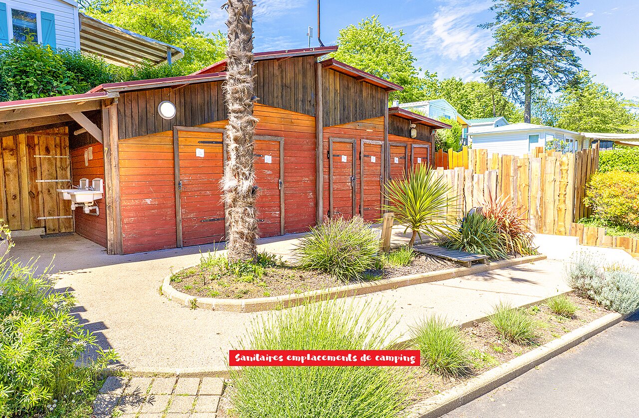 Modernes Sanit�rgeb�ude mit Einzelkabinen auf Campingplatz CAPFUN Saint Laurent LA FORET FOUESNANT (29).
