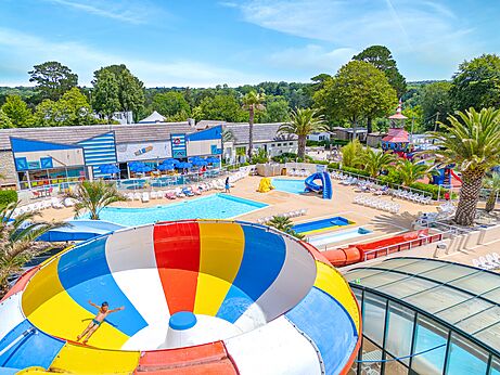 Grand toboggan aquatique et piscines ext�rieures au camping CAPFUN Saint Laurent � LA FORET FOUESNANT (29).