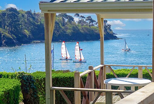 Catamarans naviguant sur la mer au camping CAPFUN Saint Laurent � LA FORET FOUESNANT (29).