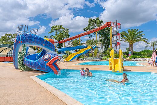 Toboggans aquatiques et piscines ext�rieures au camping CAPFUN Saint Laurent � LA FORET FOUESNANT (29).
