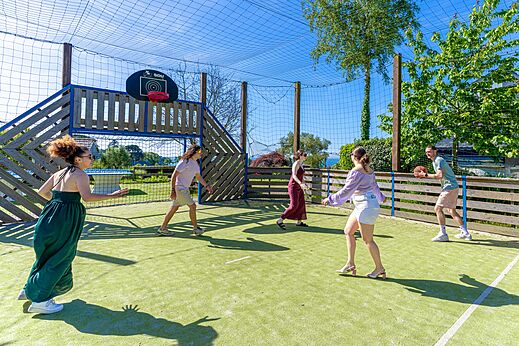 Terrain multisport et basket au camping CAPFUN Saint Laurent � LA FORET FOUESNANT.