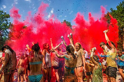 Jeunes participant � une f�te color�e avec poudre rouge au camping CAPFUN Saint Laurent � LA FORET FOUESNANT (29).