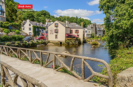 Charmant village de Pont-Aven avec sa rivi�re et ses maisons traditionnelles en Bretagne.