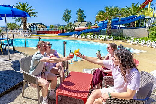 Bar piscine et toboggans, camping CAPFUN Saint Laurent � LA FORET FOUESNANT.