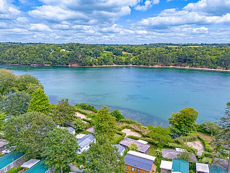 Vue a�rienne Mobil-homes et bord de mer au camping CAPFUN Saint Laurent � LA FORET FOUESNANT (29).