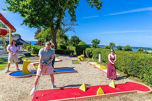 Parcours mini-golf ext�rieur au camping CAPFUN Saint Laurent � LA FORET FOUESNANT.