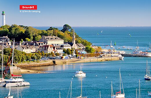 Port de B�nodet avec son phare, ses bateaux et la ville en Finist�re, Bretagne.