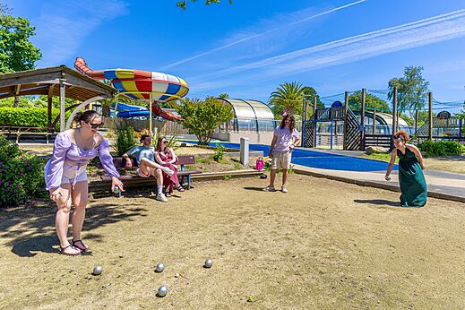 Partie de p�tanque conviviale entre vacanciers au camping CAPFUN Saint Laurent � LA FORET FOUESNANT.