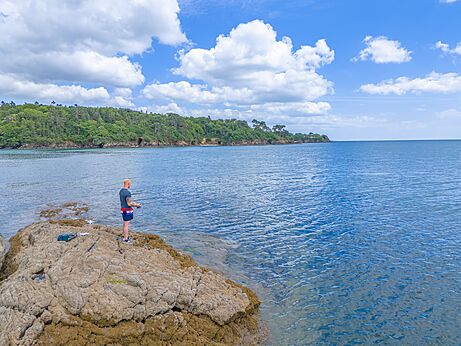 P�che en mer depuis les rochers au camping CAPFUN Saint Laurent � LA FORET FOUESNANT (29).