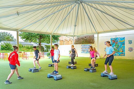 Cours de step, animation au camping CAPFUN Saint Laurent � LA FORET FOUESNANT.