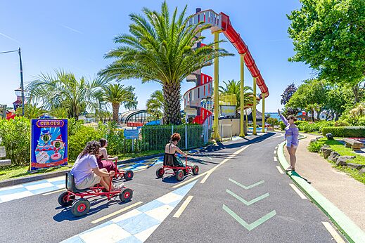 Karts � p�dales et toboggan aquatique au camping CAPFUN Saint Laurent � LA FORET FOUESNANT (29).
