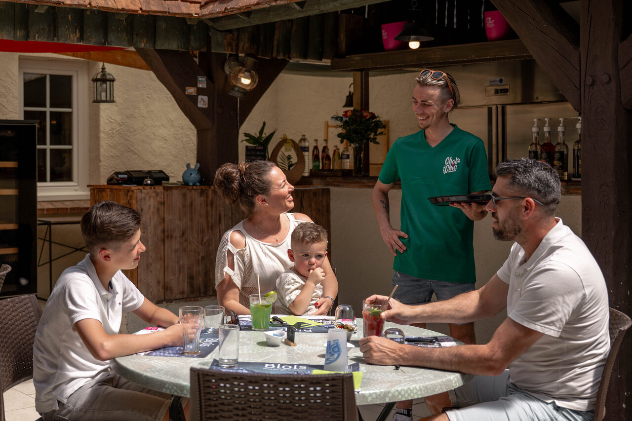 Belebtes Au�enrestaurant-Bar mit Familie auf dem Campingplatz CLICOCHIC Les Saules de Cheverny.