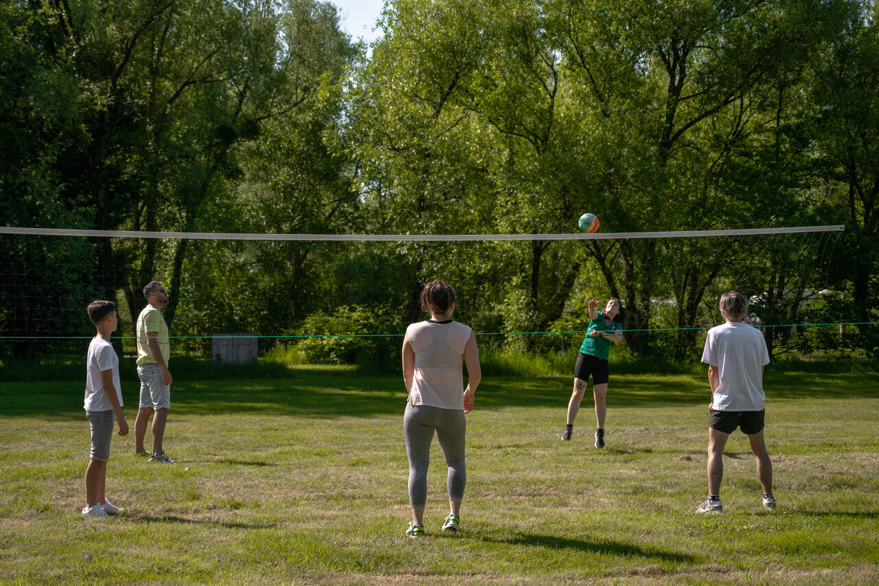 Volleyball im Freien auf dem Campingplatz CLICOCHIC Les Saules de Cheverny in Cheverny.