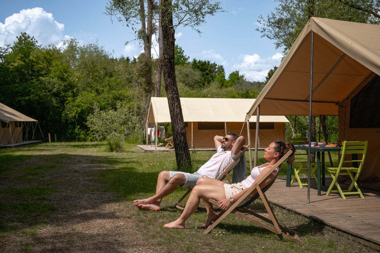 Glamping-Safarizelt und entspanntes Paar, Camping CLICOCHIC Les Saules de Cheverny.