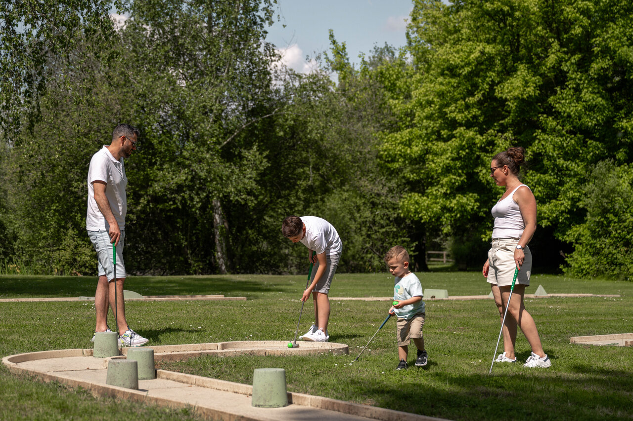 Familien-Minigolf auf gr�nem Platz im Camping CLICOCHIC Les Saules de Cheverny.