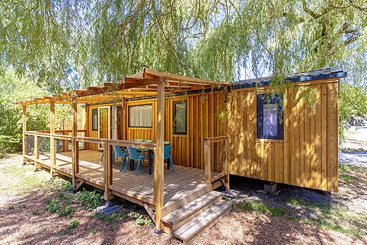 Mobil-home en bois avec terrasse couverte et mobilier extérieur au camping CLICOCHIC Les Saules de Cheverny à Cheverny (41).