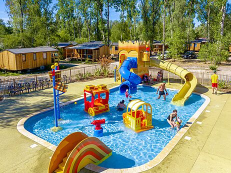 Piscine ludique enfants au camping CLICOCHIC Les Saules de Cheverny à Cheverny.