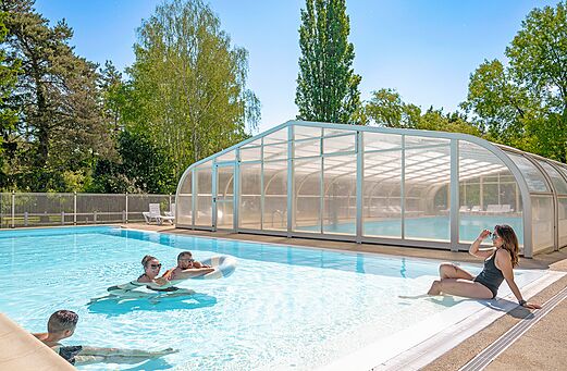 Piscine extérieure et couverte au camping CLICOCHIC Les Saules de Cheverny à Cheverny (41).