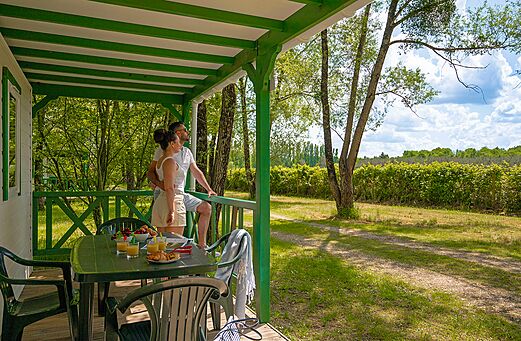 Terrasse couverte de Mobil-home avec couple au camping CLICOCHIC Les Saules de Cheverny à Cheverny (41).