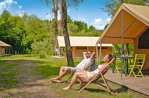 Tente toilée spacieuse et couple relaxant au camping CLICOCHIC Les Saules de Cheverny à Cheverny (41).