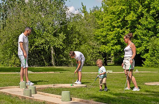 Mini-golf familial au camping CLICOCHIC Les Saules de Cheverny (41).
