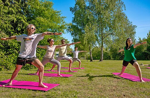 Séance de yoga en plein air au camping CLICOCHIC Les Saules de Cheverny.