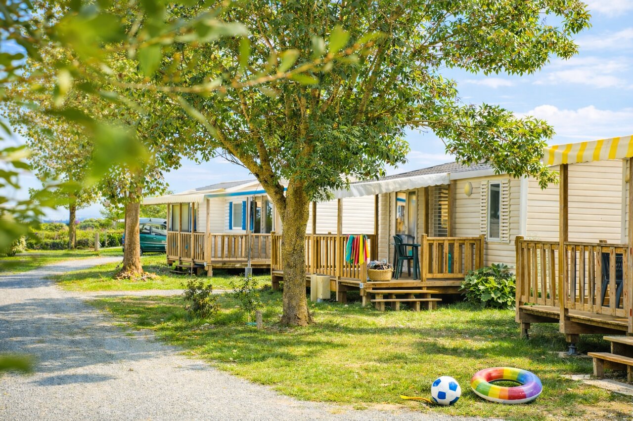 Comfortabele Mobil-homes met schaduwrijke terrassen op camping CLICOCHIC Seuli�res in Saint-Denis-d'Ol�ron (17).
