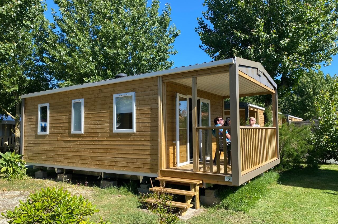 Houten Mobil-home met overdekt terras, op camping CLICOCHIC Seuli�res in Saint-Denis-d'Ol�ron (17).