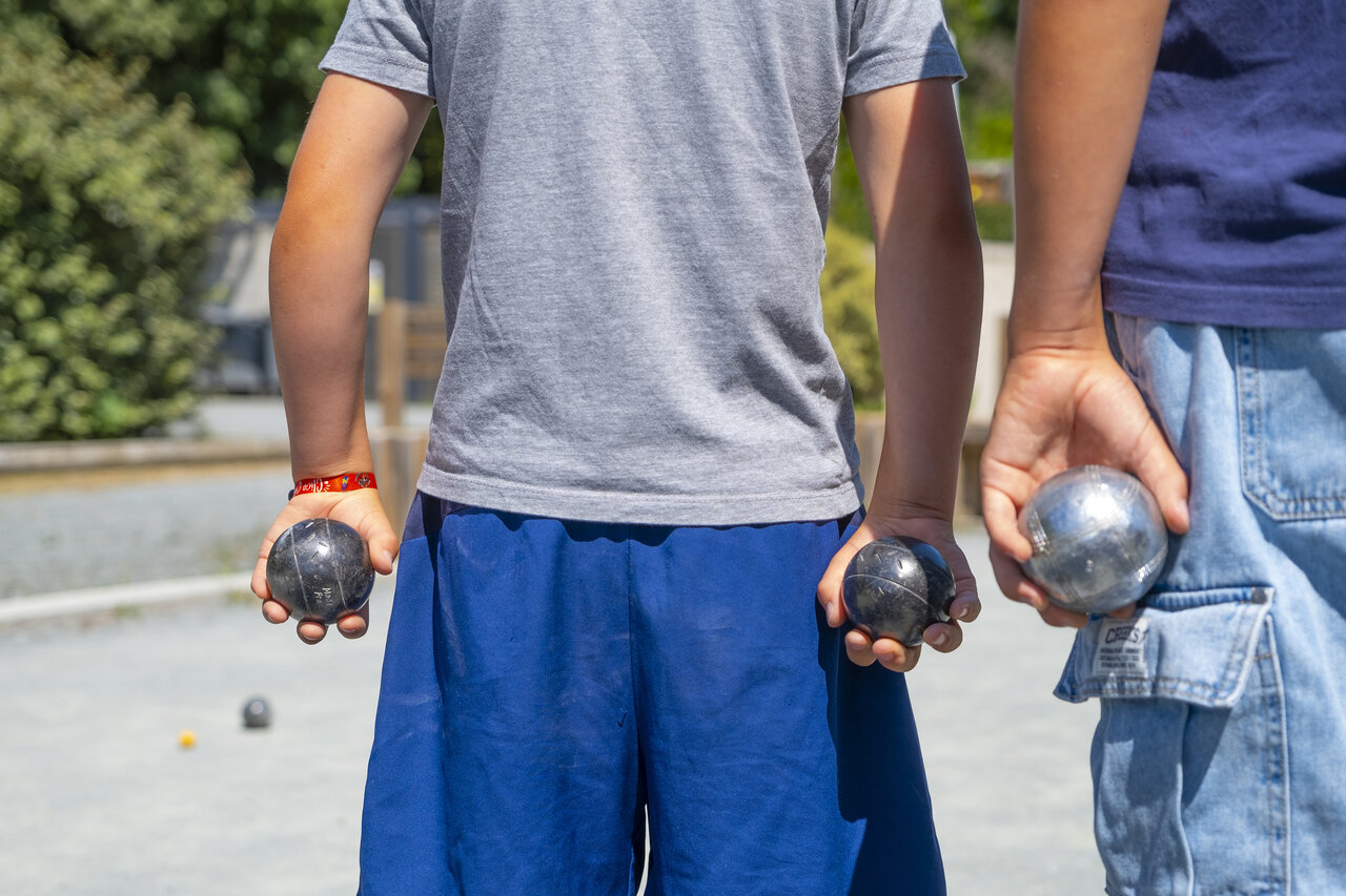 Kinderen spelen jeu de boules op het speelterrein van camping CLICOCHIC Seuli�res in Saint-Denis-d'Ol�ron (17).