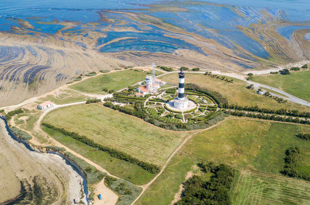 Vuurtoren van de Walvissen, luchtfoto kust, camping CLICOCHIC Seuli�res, Saint-Denis-d'Ol�ron.