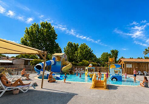 Schwimmbad, Rutschen und Wasserspiele auf dem Campingplatz CLICOCHIC Seuli�res in Saint-Denis-d'Ol�ron (17).