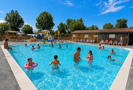 Au�enpool, Rutsche und Wasserspiele auf Camping CLICOCHIC Seuli�res (17).