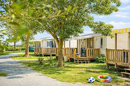 Mobilheim mit Holzterrasse auf dem Campingplatz CLICOCHIC Seuli�res in Saint-Denis-d'Ol�ron.