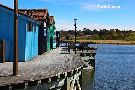 Bunte Austernh�tten auf Stelzen und Terrasse am Wasser, Insel Ol�ron.