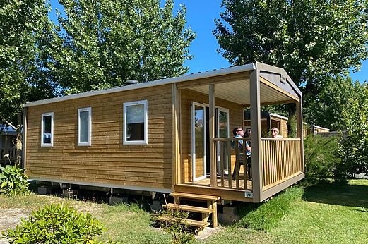 Holz-Mobilheim mit �berdachter Terrasse auf Camping CLICOCHIC Seuli�res, Saint-Denis-d'Ol�ron.