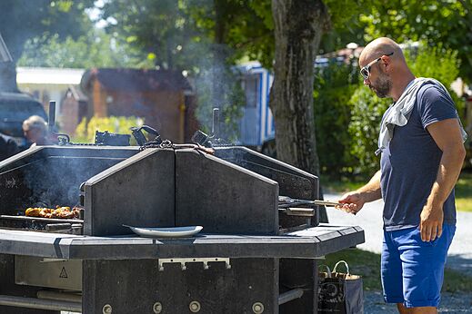 Gemeinschaftsgrillplatz auf dem Campingplatz CLICOCHIC Seuli�res in Saint-Denis-d'Ol�ron (17).