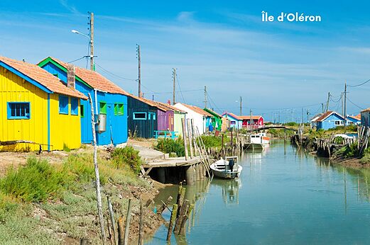 Bunte Austernh�tten entlang eines Kanals auf der �le d'Ol�ron, Charente-Maritime.