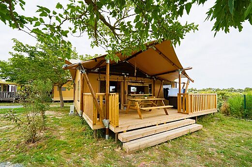 Lodge-Zelt mit Terrasse und Tisch auf Campingplatz CLICOCHIC Seuli�res Saint-Denis-d'Ol�ron (17).
