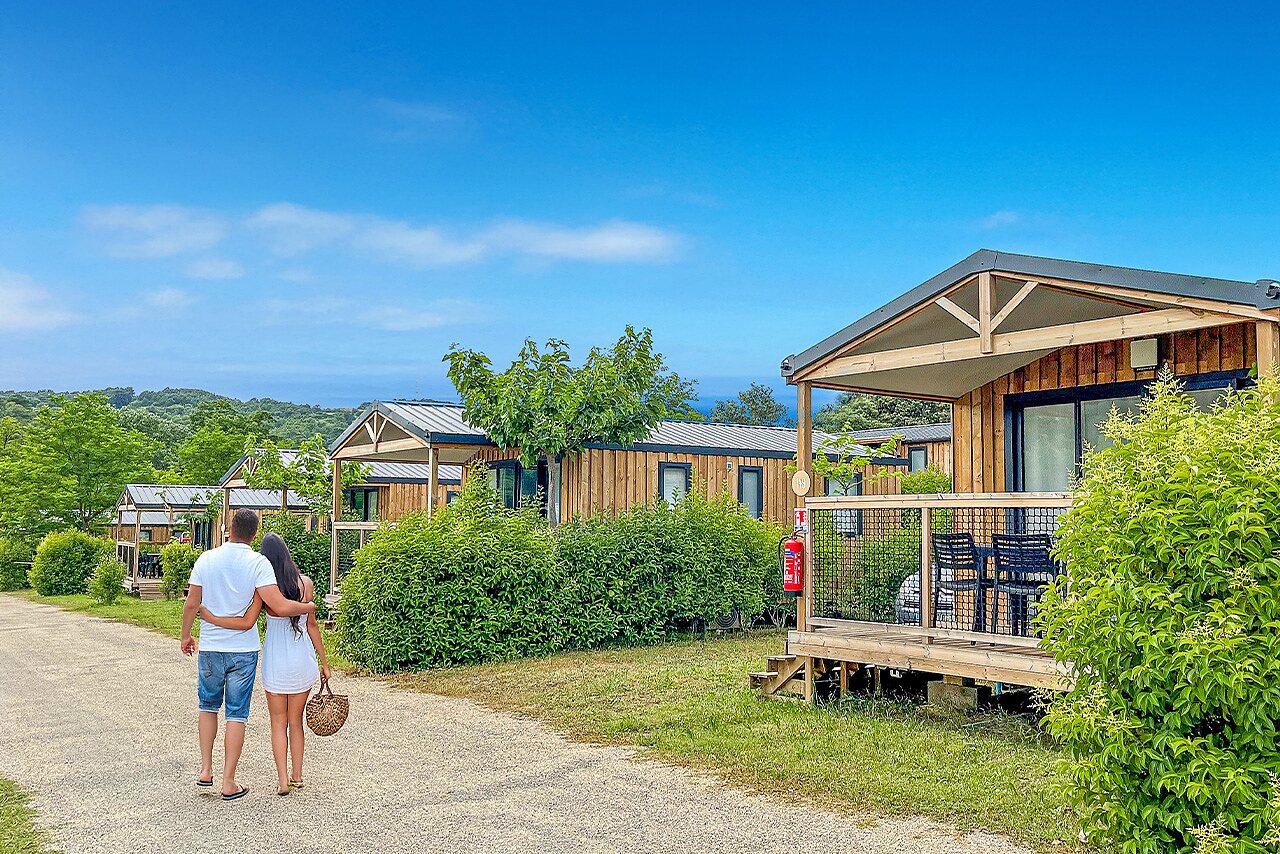 Mobilheime, Paar, auf dem Campingplatz VAGUES OCEANES Soleil de Provence in Saint-Romain-en-Viennois (84).