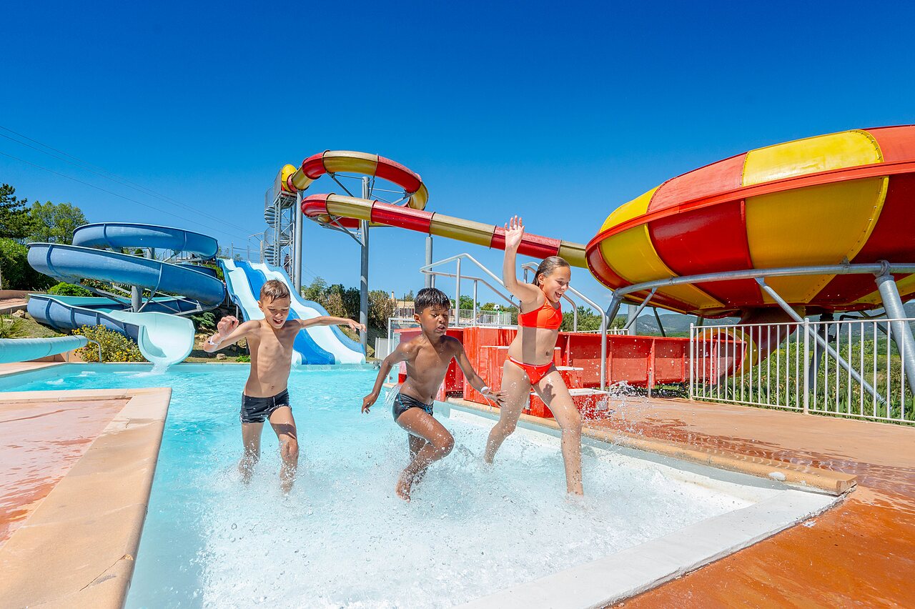 Kinder planschen im Pool mit riesigen Wasserrutschen auf Camping VAGUES OCEANES Soleil de Provence in Saint-Romain-en-Viennois.