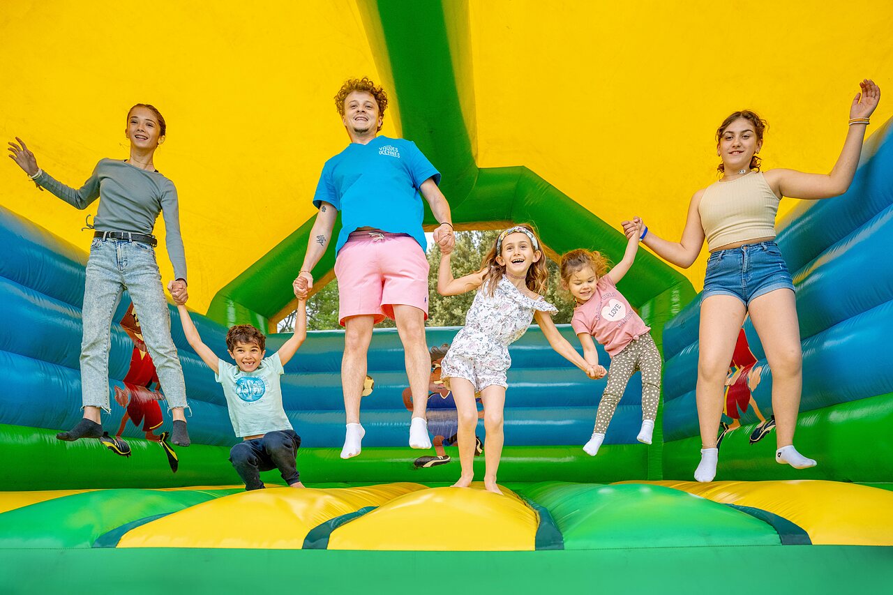 H�pfburg, Kinder und Erwachsene, Camping VAGUES OCEANES Soleil de Provence in Saint-Romain-en-Viennois.