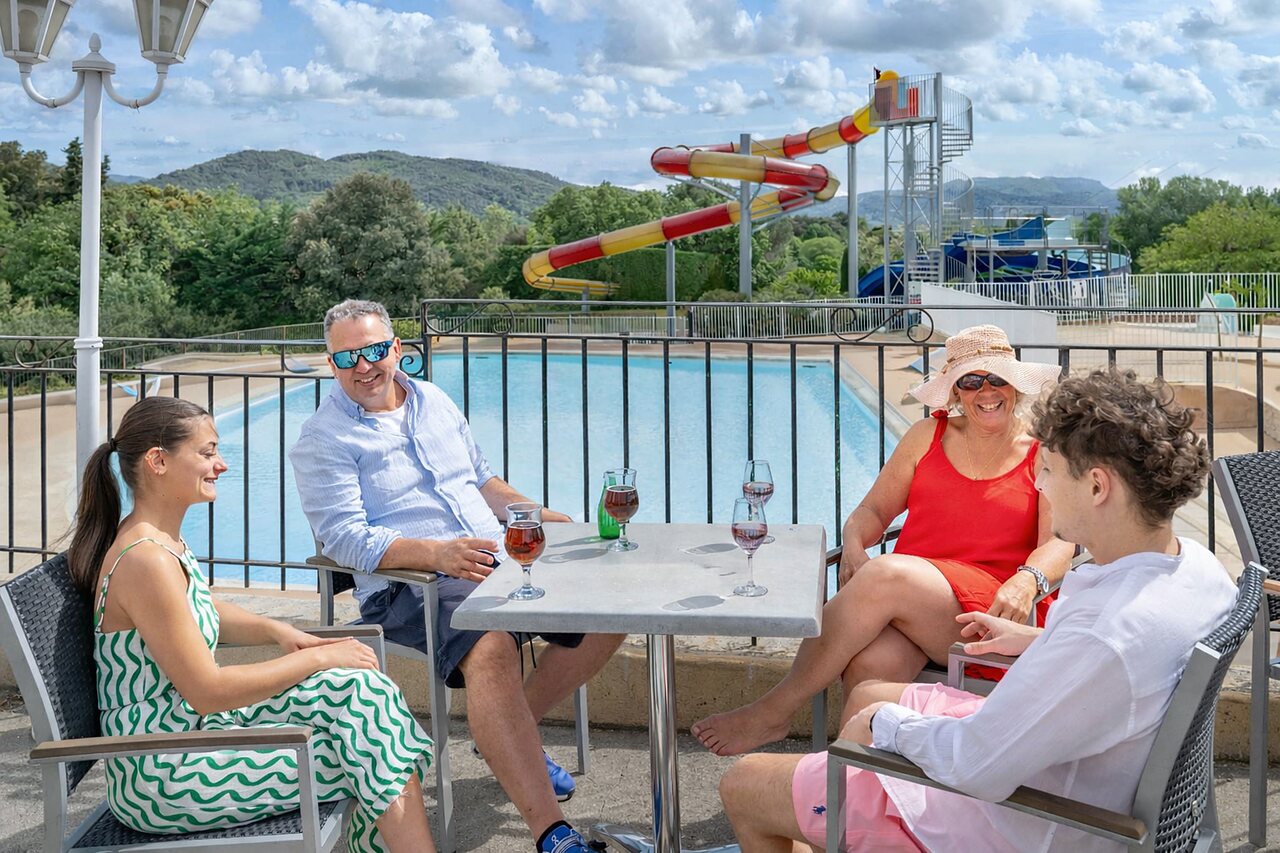 Schwimmbad, Wasserrutschen auf Camping VAGUES OCEANES Soleil de Provence in Saint-Romain-en-Viennois (84).