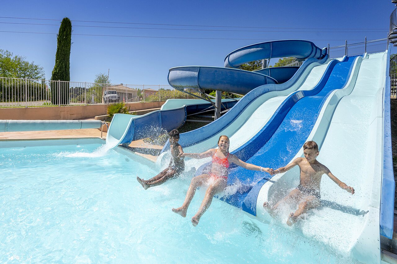 Wasserrutschen und Freibad f�r Kinder auf dem Campingplatz VAGUES OCEANES Soleil de Provence in Saint-Romain-en-Viennois (84).