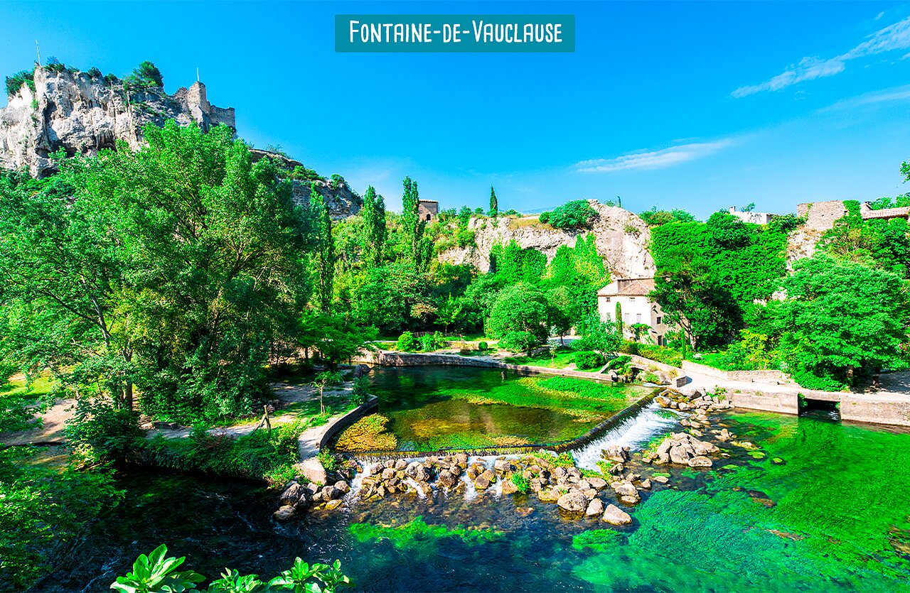 Fontaine-de-Vaucluse, source de la Sorgue, village pittoresque en Provence.