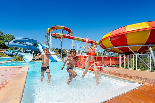 Wasserrutschen und Freibad auf dem Campingplatz VAGUES OCEANES Soleil de Provence.