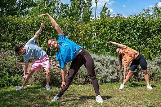 Famille souriante profitant de la piscine extérieure au camping VAGUES OCEANES Soleil de Provence à Saint-Romain-en-Viennois (84).