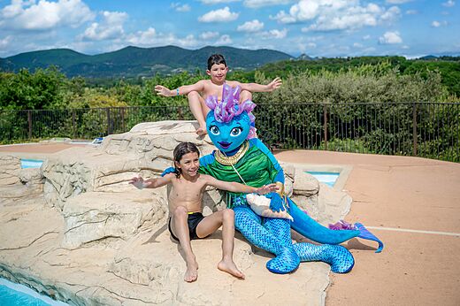 Lachende Kinder mit Maskottchen am Pool VAGUES OCEANES Soleil de Provence.