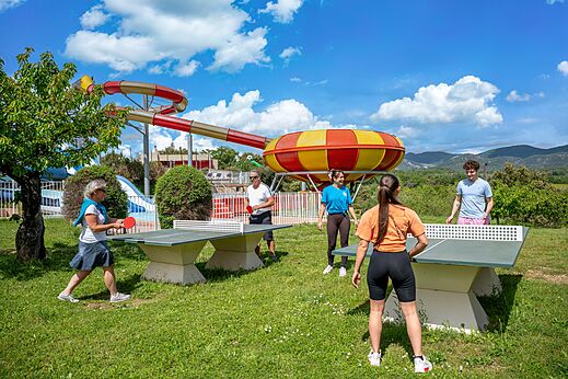 Partie de ping-pong et toboggans aquatiques au camping VAGUES OCEANES Soleil de Provence (84).