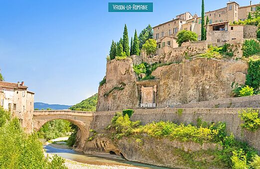 Historische Stadt Vaison-la-Romaine, römische Brücke und Häuser in der Provence.